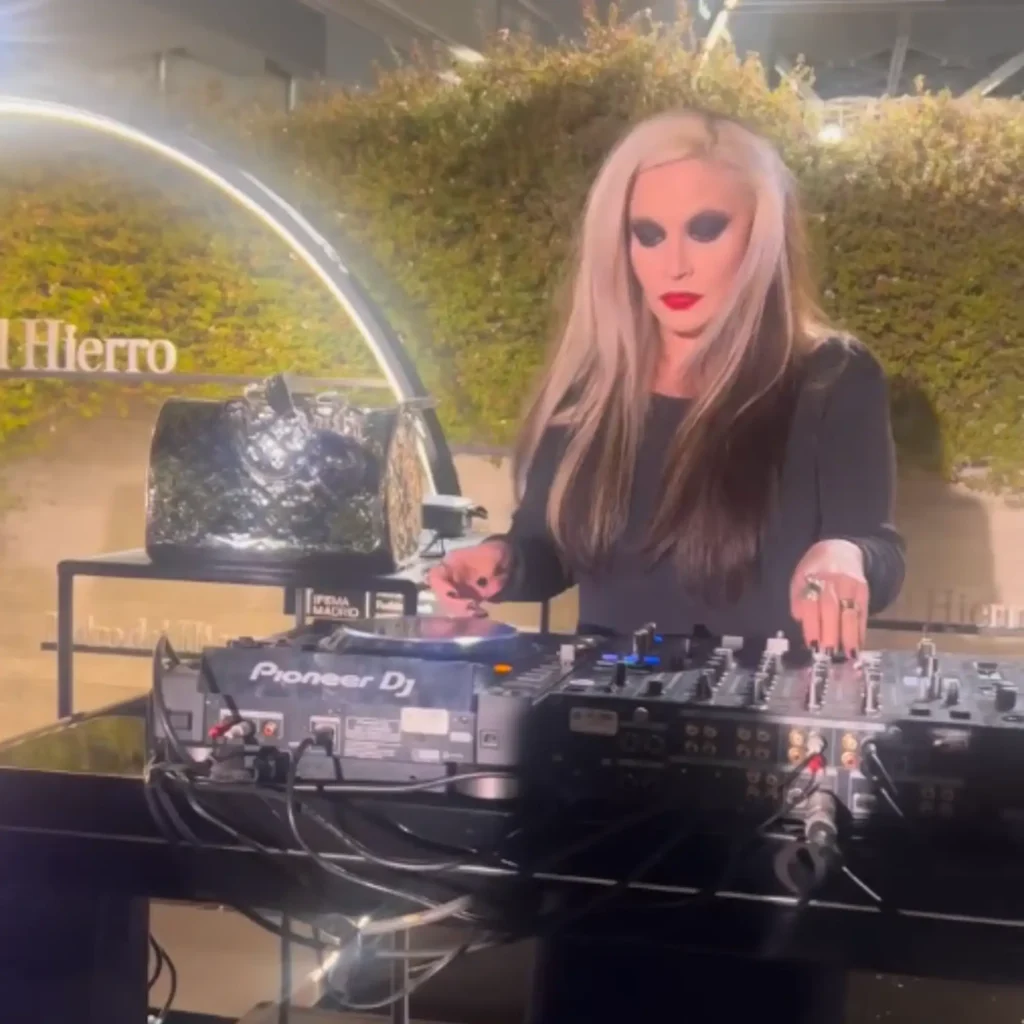 Alaska actuando como dj de la fiesta