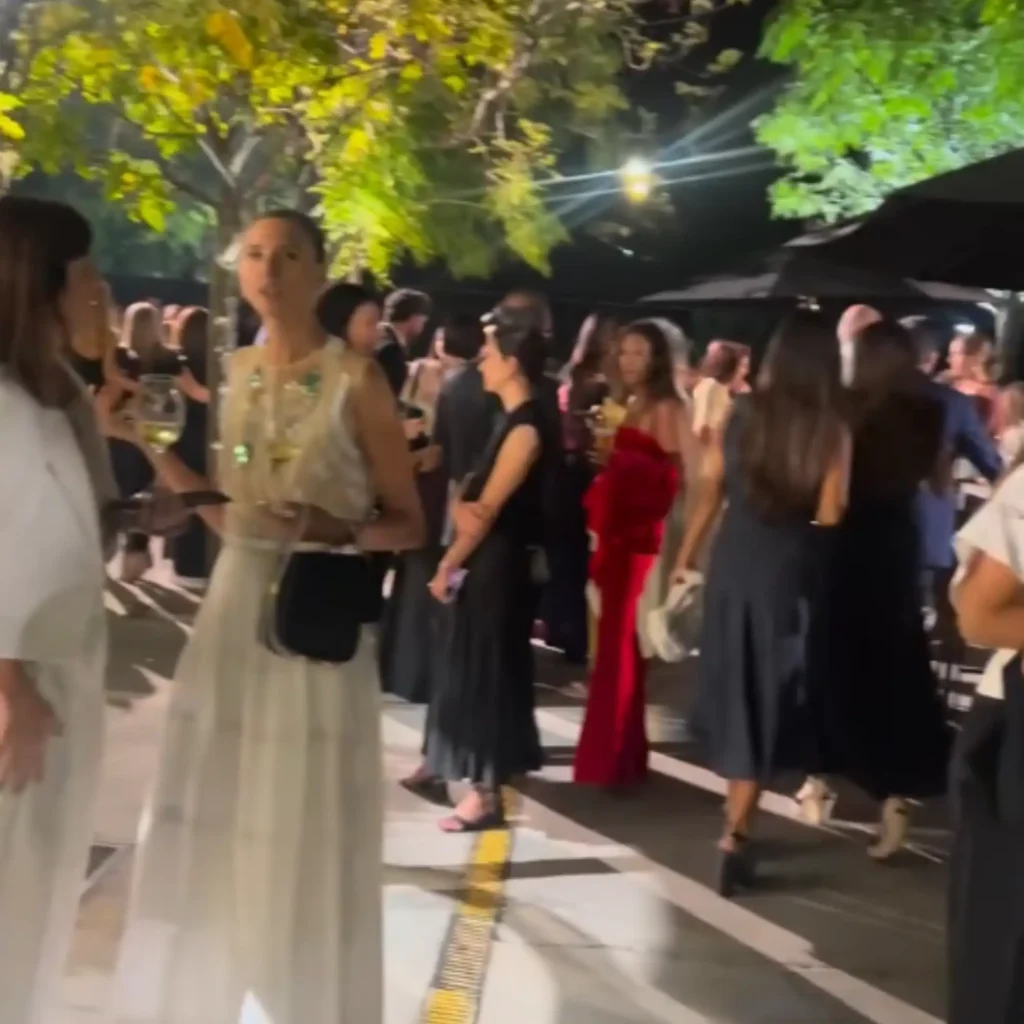 Gente disfrutando de la fiesta en el jardín