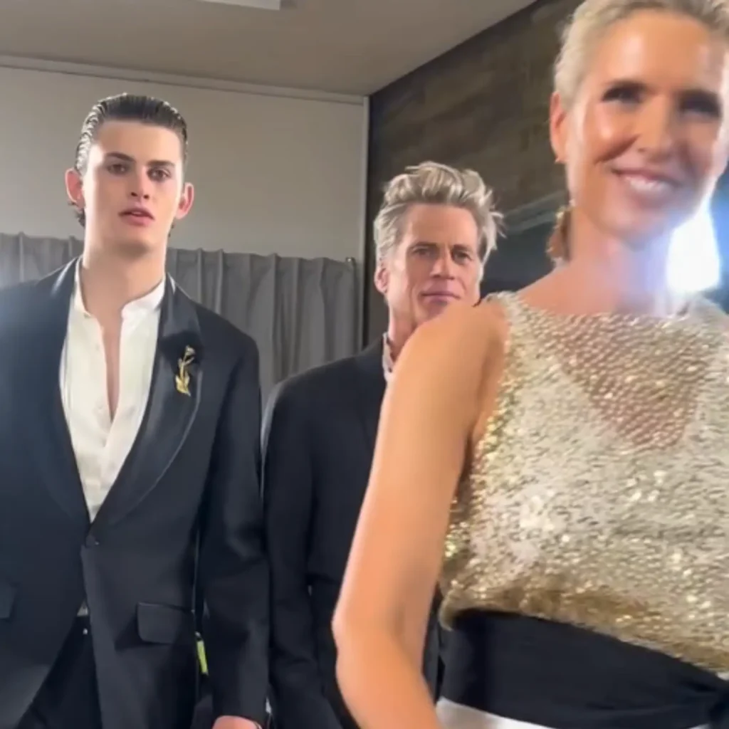 Judith Mascó desfilando junto a otros modelos