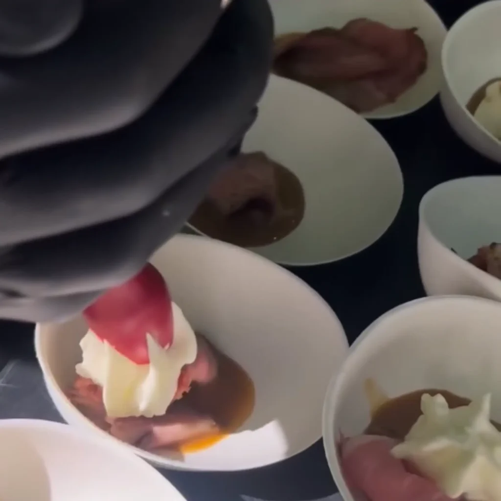 Cocinero preparando una de sus creaciones culinarias