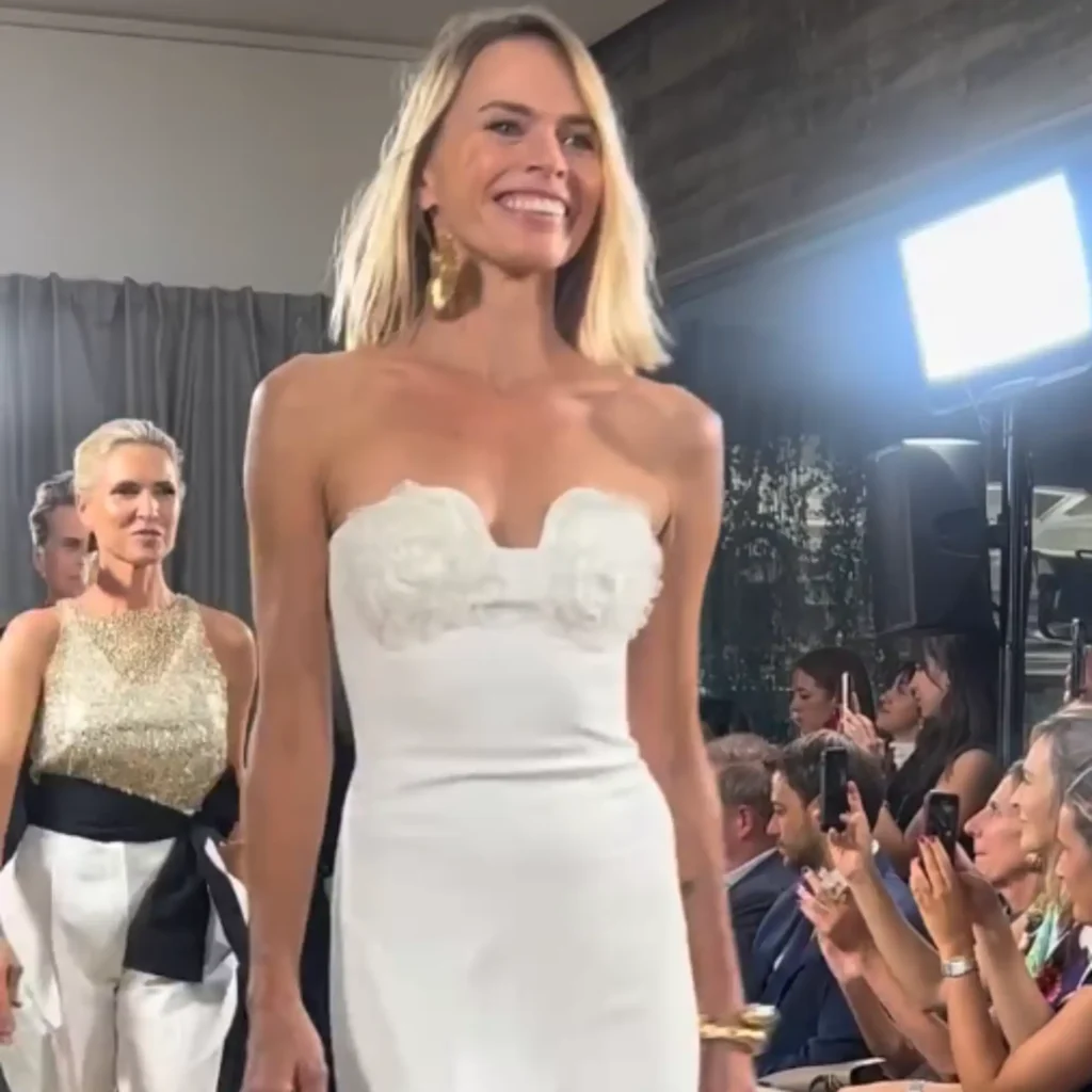 Verónica Blume desfilando con un vestido blanco